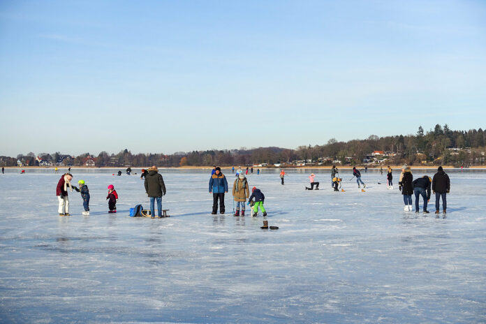 Eis, Eis, Baby! Die Kids sind glücklich, die Eltern freuen sich, dass man auf dem Eis so toll toben und glitschen kann.