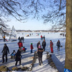 Endlich wieder Schlittschuh laufen! Ordentlich was los auf dem zugefrorenen Pönitzer See.