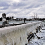 Eisiger Ausblick: Hinter dem vereisten Geländer erkennt man den Viermaster „Passat“.