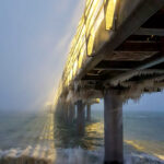 Niendorfer Seebrücke mit Eiszapfen bei Schneesturm: ein seltenes Bild an der Ostseeküste.