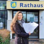 Melanie Puschaddel-Freitag mit ihren Unterstützungsunterschriften vor dem Rathaus von Timmendorfer Strand