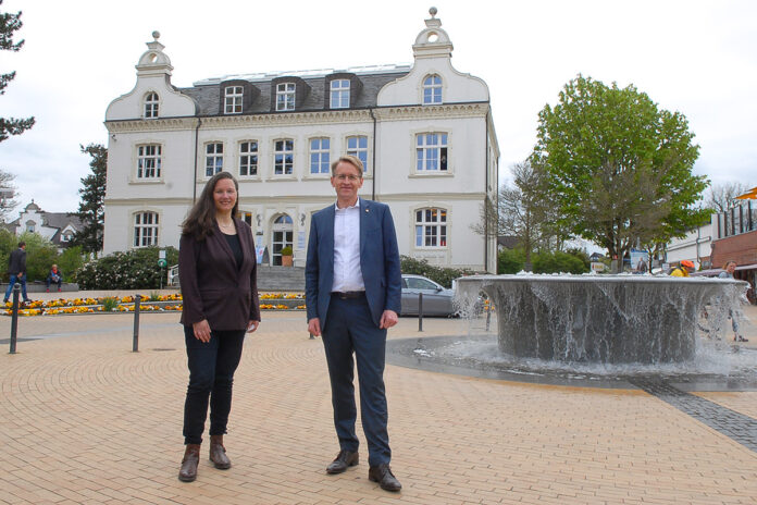 Treffpunkt Altes Rathaus: am Mittwoch, den 12. Mai, traf Daniel Günther die amtierende Bürgermeisterin Melanie-Puschaddel-Freitag in Timmendorfer Strand (Foto: Susanne Dittmann)