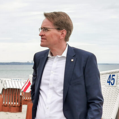 Ministerpräsident Daniel Günther genoss die frische Brise am Timmendorfer Strand und freut sich über die gelungene "Modellregion"