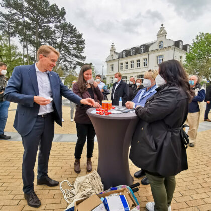 Treffpunkt Info-Strand: Hier begrüßten einige Mitglieder der Timmendorfer CDU ihren Ministerpräsidenten