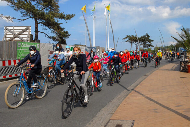 Die Teilnehmerzahl zeigt deutlich, wie groß das Interesse an einem sicheren Fahrrad- und vor allem Schulweg für die Kinder ist. (Foto: Susanne Dittmann)