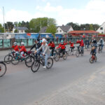 Hier radelt die Fahrrad-Demo am Niendorfer Hafen vorbei. Rund 200 Teilnehmer setzten sich für eine Beruhigung der Strandstraße und Strandallee ein. (Foto: Susanne Dittmann)