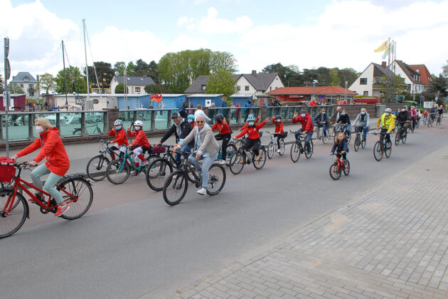 Hier radelt die Fahrrad-Demo am Niendorfer Hafen vorbei. Rund 200 Teilnehmer setzten sich für eine Beruhigung der Strandstraße und Strandallee ein. (Foto: Susanne Dittmann)