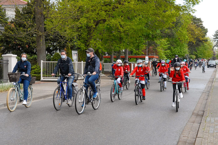 Eine Aktion, die aufmerksam machte. Bei der Fahrrad-Demo erinnerten die Timmendorfer daran, dass der Radweg sicher sein muss. (Foto: Susanne Dittmann)