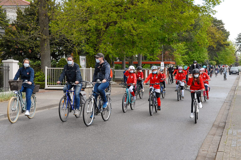 Mehr Platz für’s Rad: Erfolgreiche Fahrrad-Demo auf Timmendorfs Strandallee