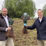 Premiere als Winzer auf dem Golfplatz: Andreas (links) und Christian von Oven mit den frisch gelieferten Reben.