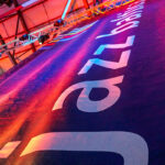 Farben, die optimistisch stimmen: Knallrot, strahlend blau, mit bekanntem Schriftzug präsentiert sich die JazzBaltica 2021 © Kolja Schulze-Rohr