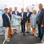 Lübecks Bürgermeister Jan Lindenau (3. von links) eröffnete mit Ministerpräsident Daniel Günther (4. v. links) die 132. Travemünder Woche gemeinsam mit (von rechts): TW-Sportdirektor Jens Kath, DSV-Präsidentin Mona Küppers, TW-Geschäftsführer Frank Schärffe, dem LYC-Vorsitzenden Lutz Kleinfeldt sowie Künstlerin Frauke Klatt (Designerin des Plakats). © Christian Beeck.de