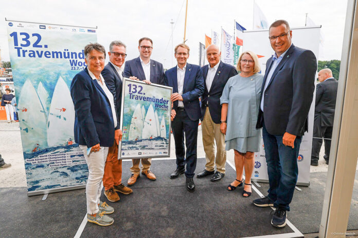 Lübecks Bürgermeister Jan Lindenau (3. von links) eröffnete mit Ministerpräsident Daniel Günther (4. v. links) die 132. Travemünder Woche gemeinsam mit (von rechts): TW-Sportdirektor Jens Kath, DSV-Präsidentin Mona Küppers, TW-Geschäftsführer Frank Schärffe, dem LYC-Vorsitzenden Lutz Kleinfeldt sowie Künstlerin Frauke Klatt (Designerin des Plakats). © Christian Beeck.de