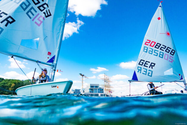 Regatta Laser-Radial-large bei strahlendem Sonnenschein vor Travemündes Küste © segel-bilder.de