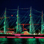 Stimmungsvoll illuminiert präsentiert sich der Traditionssegler Passat jeweils von 20.00 Uhr bis Mitternacht © segel-bilder.de