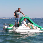 <span class="dquo">„</span>Wir holen den Müll aus dem Meer“: Schauspieler Fabian Harloff und Strandkorbvermieter Marcus Bade beim Müll-Abfischen mit dem Tretboot.