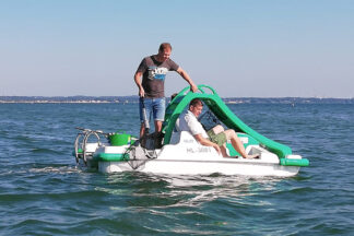 "Wir holen den Müll aus dem Meer": Schauspieler Fabian Harloff und Strandkorbvermieter Marcus Bade beim Müll-Abfischen mit dem Tretboot.