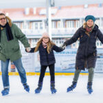 Da freuen sich alle in der Familie: Jetzt geht’s wieder auf aufs Eis! Im November sind die Eisbahnen in Neustadt und Scharbeutz geöffnet. © www.luebecker-bucht-ostsee.de