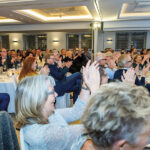 Begeistert applaudiert das Publikum nach dem amüsanten Talk der Politiker.