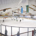 Seit 30 Jahren beliebter Treffpunkt für sportliche Kids: Timmendorfer Eishalle. Foto: Susanne Dittmann