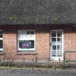 Kunstausstellungen waren rar im vergangenen Jahr. Die „Kleine Waldschänke“ in Klingberg zeigte trotzdem neue Werke - gut zu sehen durch die Fenster-Front.