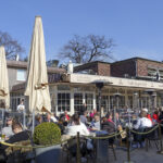 <span class="dquo">„</span>Endlich wieder draußen sitzen“, freuten sich die Gäste an der Lübecker Bucht. Als „Modellregion“ durfte man die Corona-Regeln entschärfen.