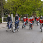 <span class="dquo">„</span>Wir brauchen sichere Radwege“: Eltern und Kinder demostrierten auf der Strandallee für eine Fahrradstraße.
