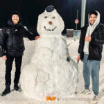 Riesen-Freude am Riesen-Schneemann: gleich nach den ersten Schneefällen schufen die beiden Scharbeutzer diesen Giganten mit Korken-Nase.