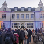 Vor dem Alten Rathaus in Timmendorfer Strand versammelten sich zur Mahnwache rund 400 Menschen.