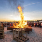 Jetzt prasseln wieder die Osterfeuer, hier am Strand von Pelzerhaken. Foto und weitere Foto: www.luebecker-bucht-ostsee.de