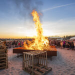 Jetzt prasseln wieder die Osterfeuer, hier am Strand von Pelzerhaken. Foto und weitere Foto: www.luebecker-bucht-ostsee.de