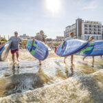 Direkt am Scharbeutzer Strand finden im August Schnupperkurse für Anfänger und Fortgeschrittene mit Weltmeisterin Susanne Lier statt. © www.luebecker-bucht-ostsee.de