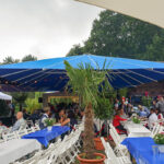 Noch sind die Plätze nicht alle besetzt, aber auf der Bühne wird schon alles für das Fest vorbereitet