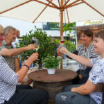 Ein Prosit auf die Jubiläumsparty: fröhliche Stimmung bei den Gästen auf den zahlreichen Plätzen rund ums Geschehen