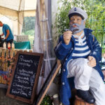 Leckere Snacks aus originellen kleinen Verkaufsständen und ein uriger Käpt’n gehören zum Fest-Ambiente