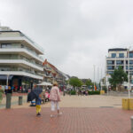 Die Promenade am Kurpark wird gesäumt von Restaurants und Geschäften und lädt zum Flanieren ein