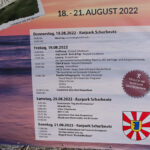 Ein Programm für Partylaune: Info-Schild vor dem Festgelände „750 Jahre Scharbeutz“