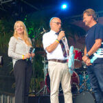 Ein Dank an den ehrenamtlichen Helfer: Dorfvorsteher Fred-Michael Pätau (Mitte) übergibt Hansi Conzelmann (TALB) ein Geschenk