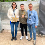 Ein Dream-Team für das Highlight am Strand: Silke Szymoniak und Joachim Nitz vom TSNT mit Superstar Nico Santos in der&nbsp;Mitte.