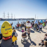 Schon legendär und immer ein Riesenspaß: Die „Riesenein-Parade“ startet am Ostersonntag um 13 Uhr am Kreuzfahrt-Terminal. © LTM