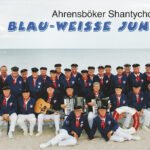 Die blau-weißen Jungs aus Ahrensbök sind bekannt für schwungvolle Shanties - und viele davon kann man auch mitsingen.