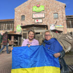 Zwei starke Frauen kämpfen für eine Unterstützung, die dringend nötig ist: Ulrike Dahl (links) und Christine Gebauer helfen mit dem Event „Ein Lied für die Ukraine“ jenen, die es dringend benötigen.