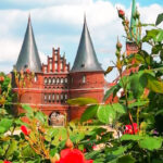 Sonniger Blick auf ein Wahrzeichen: Holstentor in Lübeck © Beate Stroink