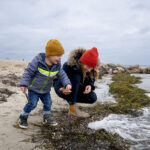 Ein tolles Erlebnis für die Kids: Bernsteine suchen am Strand der Ostsee. © www.luebecker-bucht-ostsee