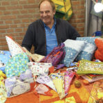 Dierk Dürbrook zeigt die einzigartigen Handarbeiten seiner Frau.