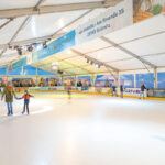 Die überdachte Grömitzer Eisbahn lädt ein zum Eisvergnügen und tollen Events bei jedem Wetter