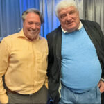 Hans Meiser mit einem Gast bei Benefiz-Talk in Neustadt © Gebauer Promotion
