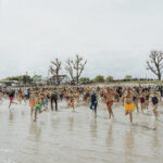 Zum Start sprangen alle freudig in die kalten Fluten - beim Anbaden am 2. Mai an der Ostsee © www.luebecker-bucht-ostsee.de