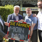 Frank Pahl (von links), Sven Radestock und Sven Partheil-Böhnke freuen sich über das von Minister Claus Ruhe Madsen überreichte Dialog-Display. Foto: Sieksmeyer