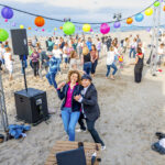 Am Niendorfer Freistrand feierten fröhliche Teilnehmerinnen und Teilnehmer das HafenTanzFestival © Torsten Vollbrecht /&nbsp;TSNT